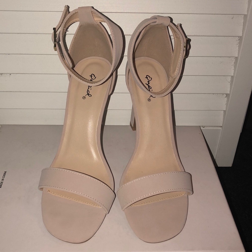 Beautiful dress heels - Picture 2 of 6